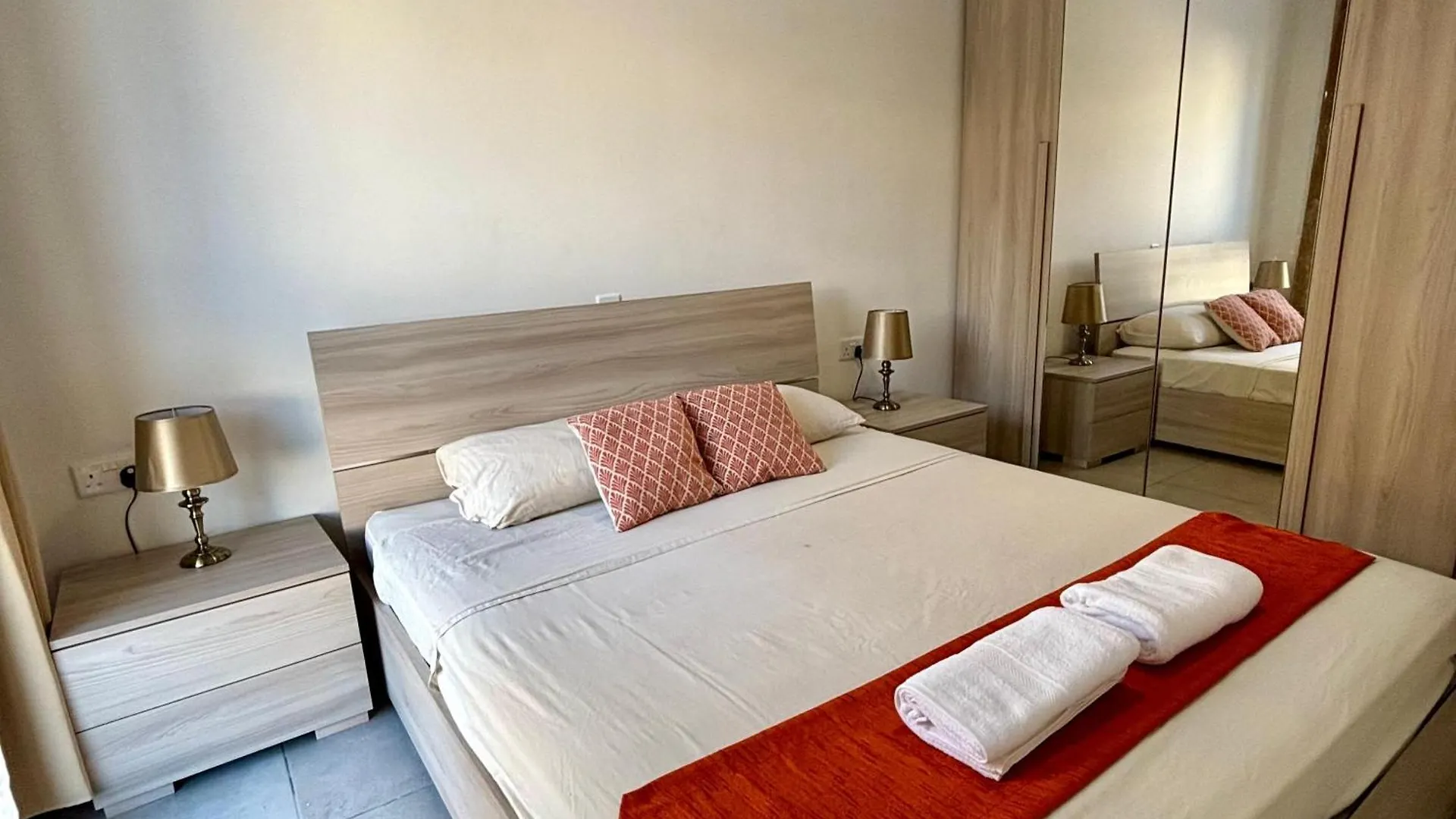 Cozy And Bright Central Room, Shared Flat Msida Homestay