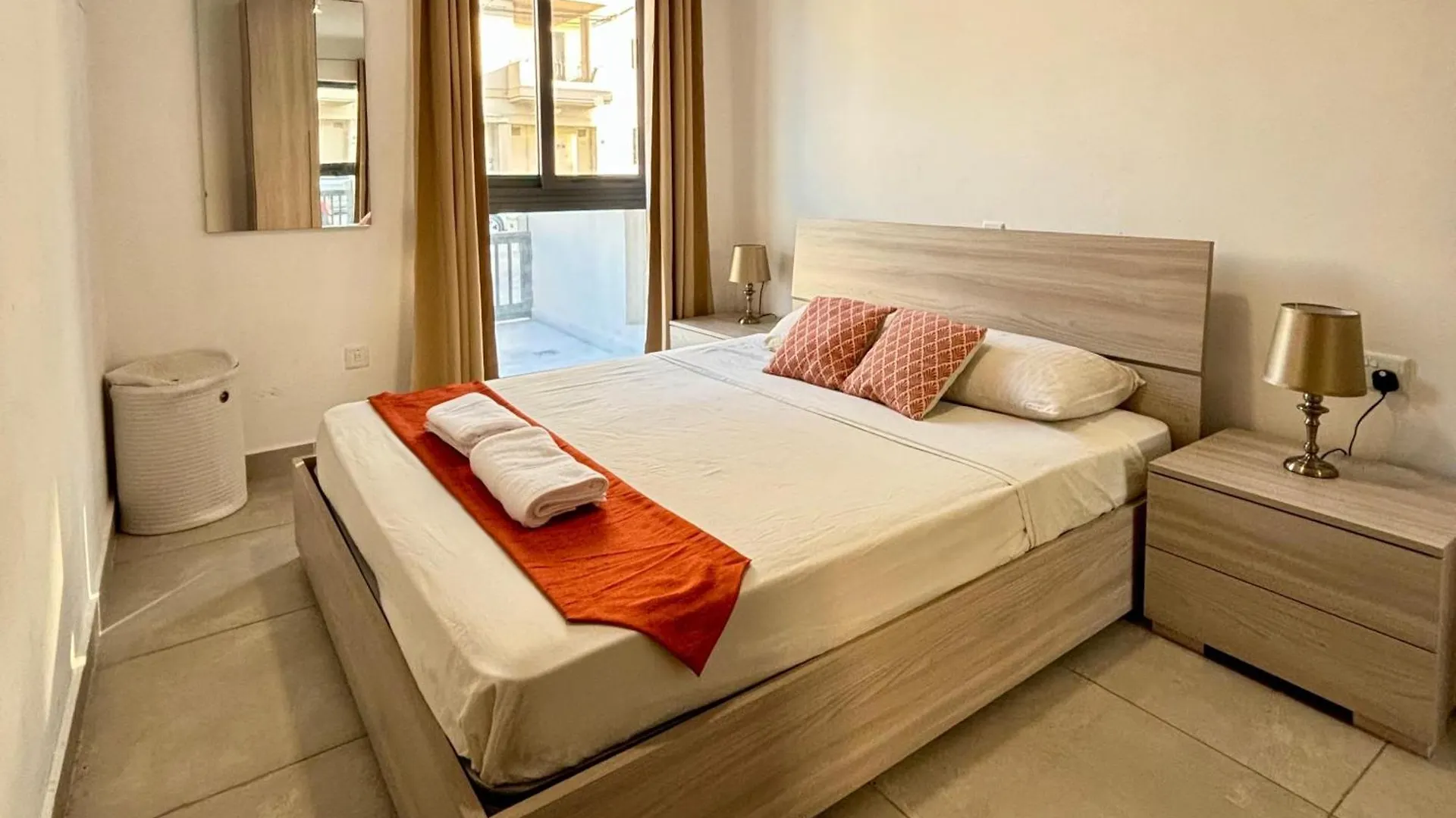 Cozy And Bright Central Room, Shared Flat Msida